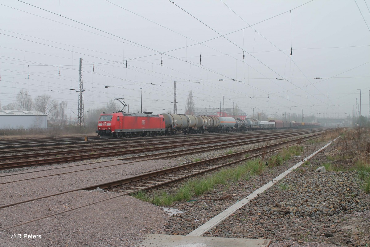 185 073-4 mit einem gemischten Güterzug in Leipzig Schönefeld. 29.03.14