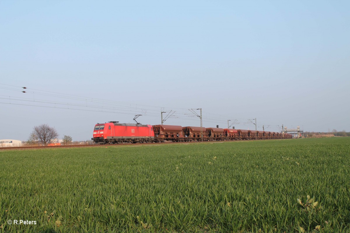 185 073-4 zieht bei Schkeuditz West ein langen Kieszug in Richtung Halle/Saale. 29.03.14