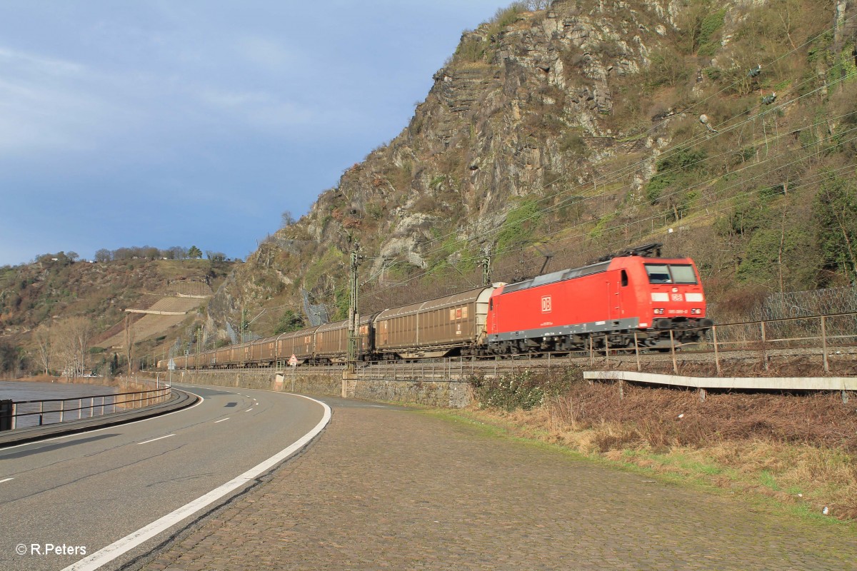 185 089-0 mit einem Gedeckten Güterzug kurz hinter der Loreley. 13.01.15