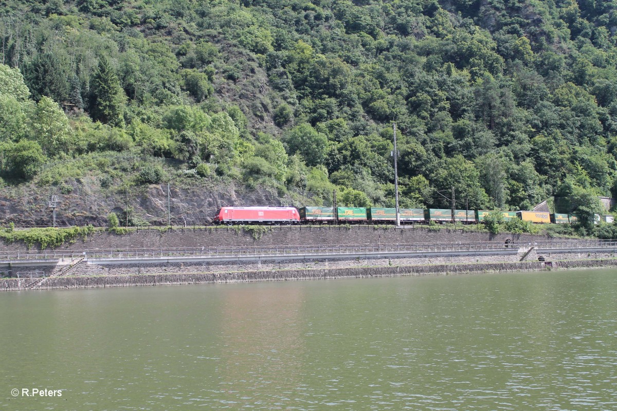 185 095 mit einem SAE/ LKW Walter Wechselpritschenzug zwischen Loreley Tunnel und St. Goarshausen. 18.07.14