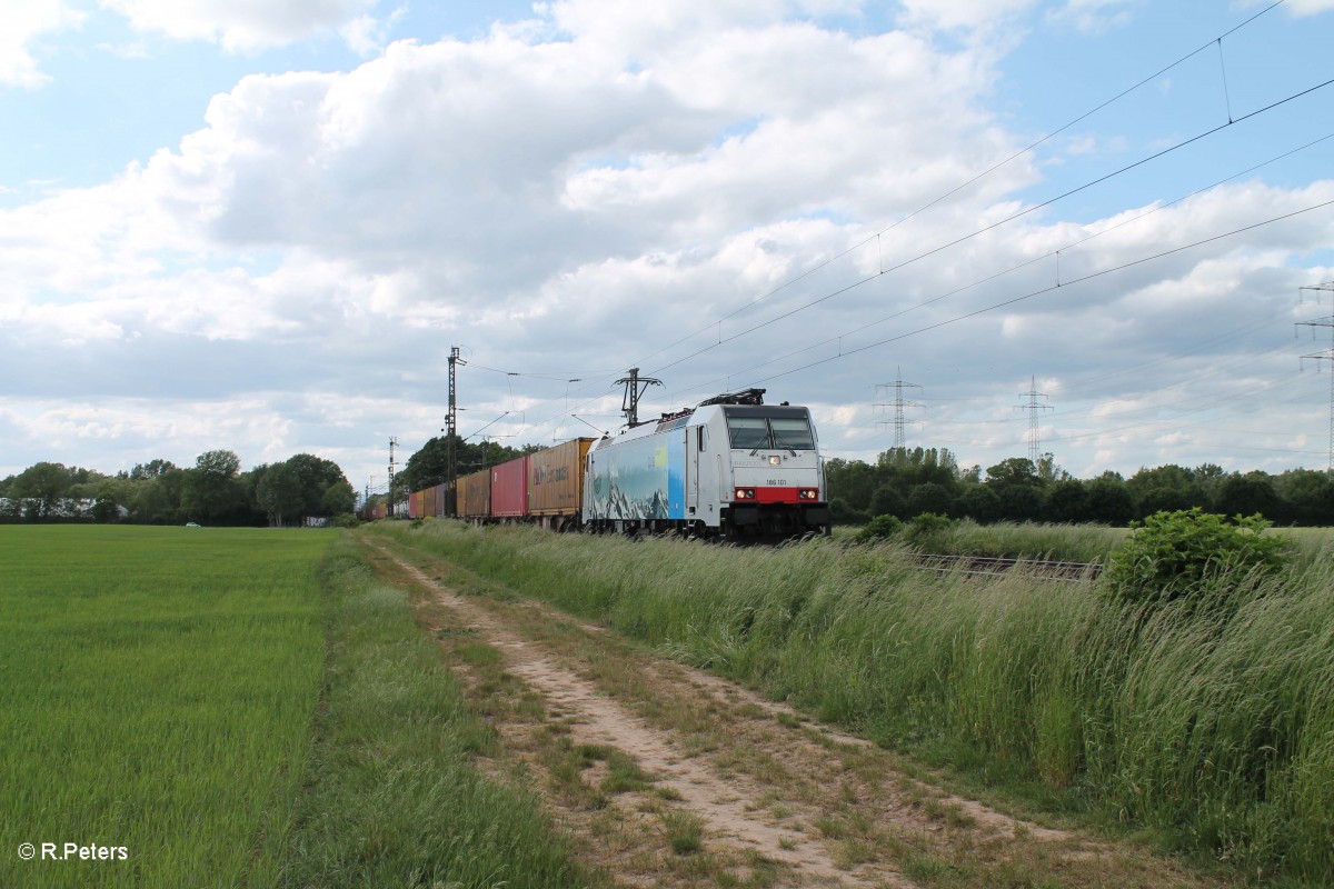 185 101 mit einem Containerzug bei der Stromkreistrennstelle Bischofsheim. 19.05.15