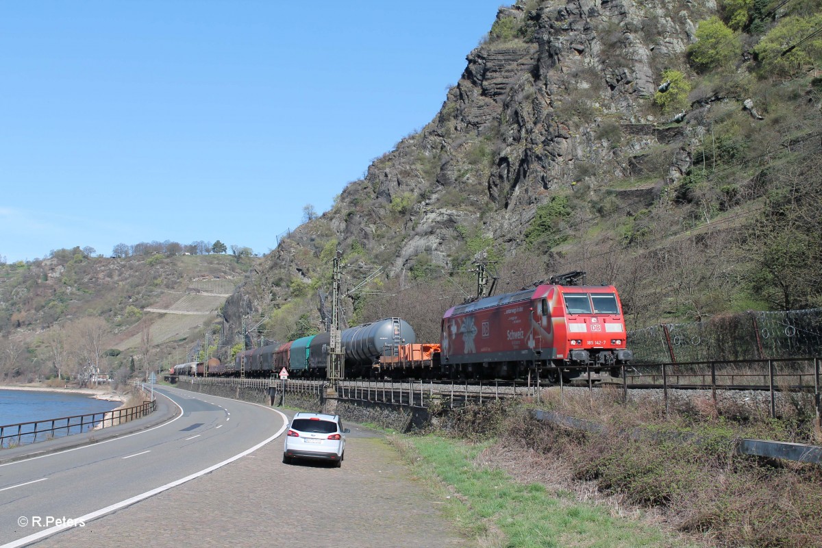 185 142-7 mit einem gemischten Güterzug nah der Loreley. 20.03.14