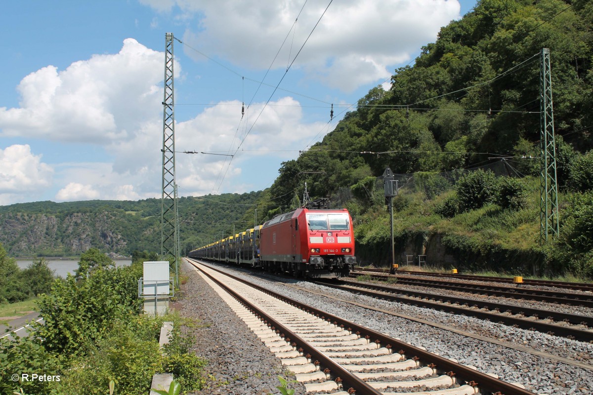 185 144-3 zieht ein Opel Autozug beim Loreley Betriebsbahnhof in Richtung süden. 16.07.14