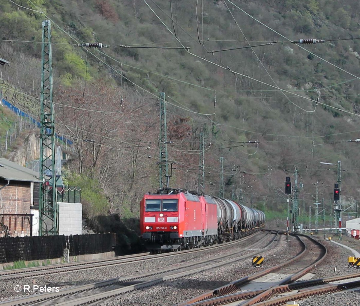 185 151-8 + 185 390-2 mit einem langen Kesselzug bei Kaub. 20.03.14