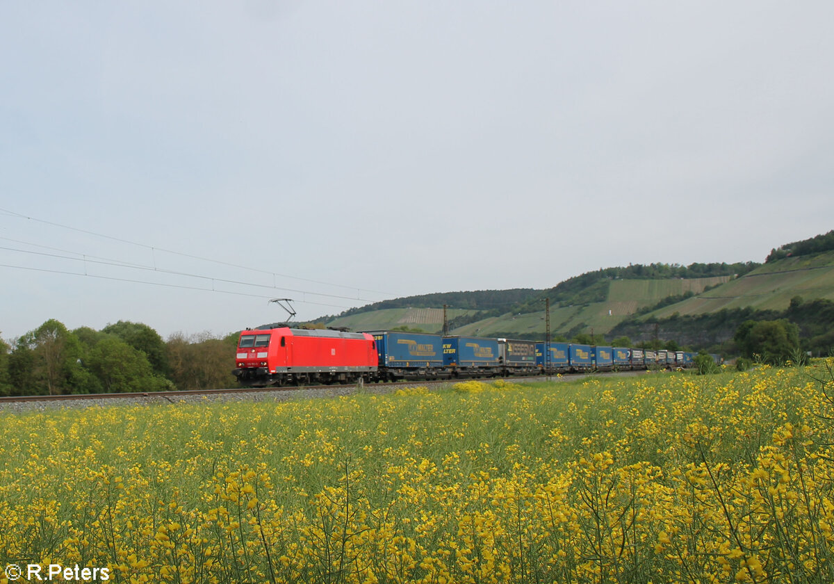 185 158 zieht bei Himmelstadt ein LKW-Walterzug gen Süden. 11.05.24