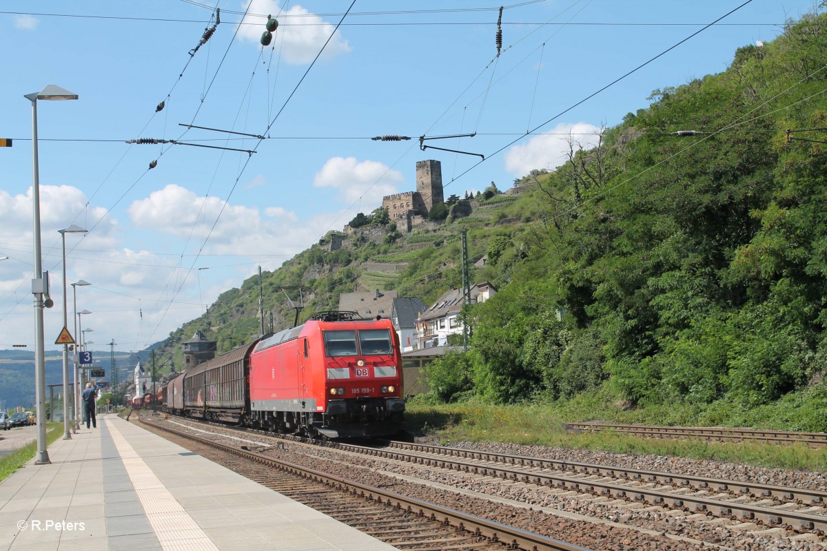 185 159-1 durchfährt Kaub mit einem gemischten Güterzug. 15.07.14