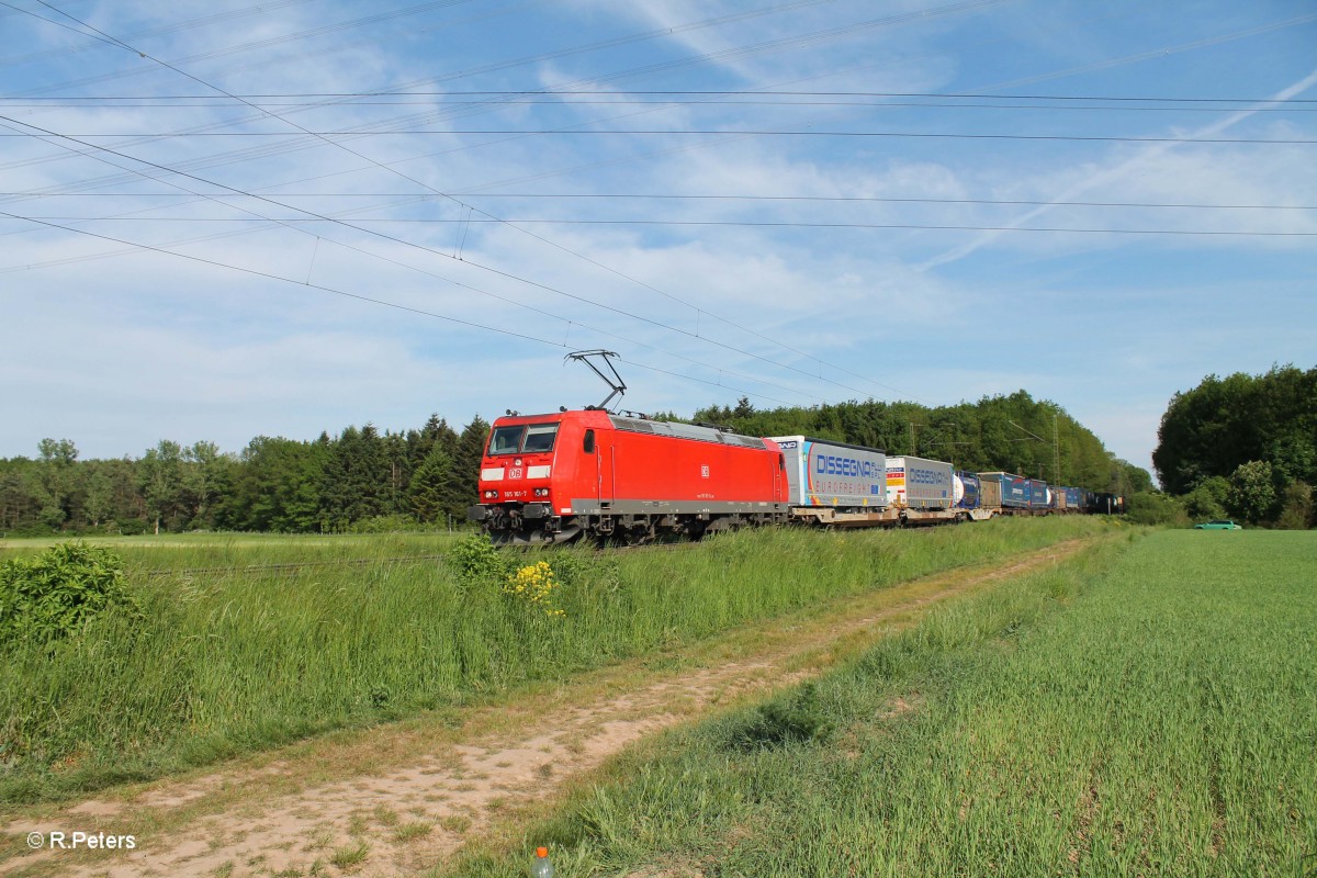 185 161-7 zieht einen Wechselpritschenzug bei der Netztrennstelle bei Bischofsheim. 15.05.15