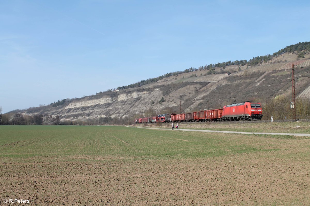 185 163-3 zieht ein gemischten Güterzug bei Thüngersheim. 16.03.17