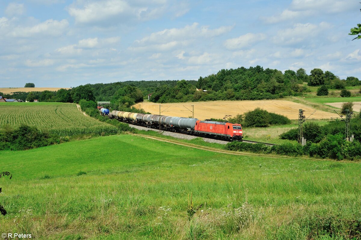 185 163-3 zieht mit einem gemischten Güterzug bei Edlhausen Richtung Regensburg. 21.08.21