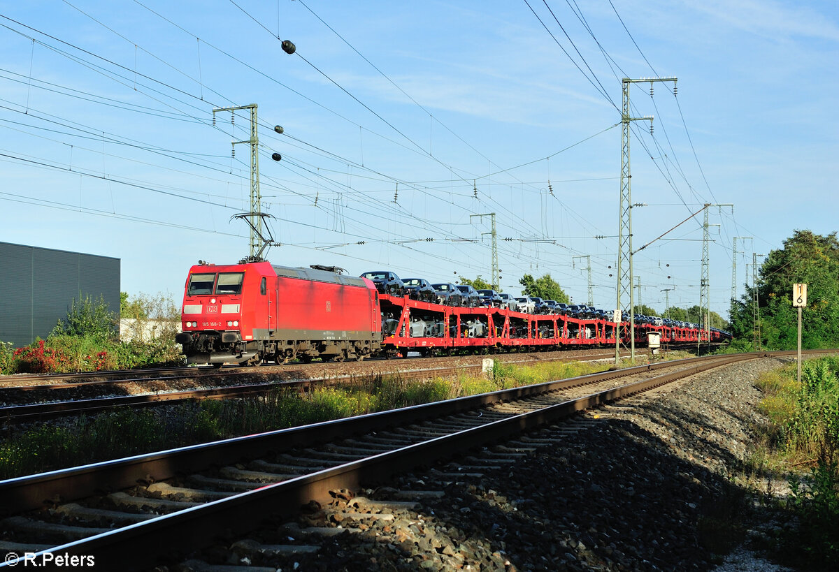 185 168-2 mit einem langen Autotransportzug in Nürnberg Hohe Marta. 11.10.23