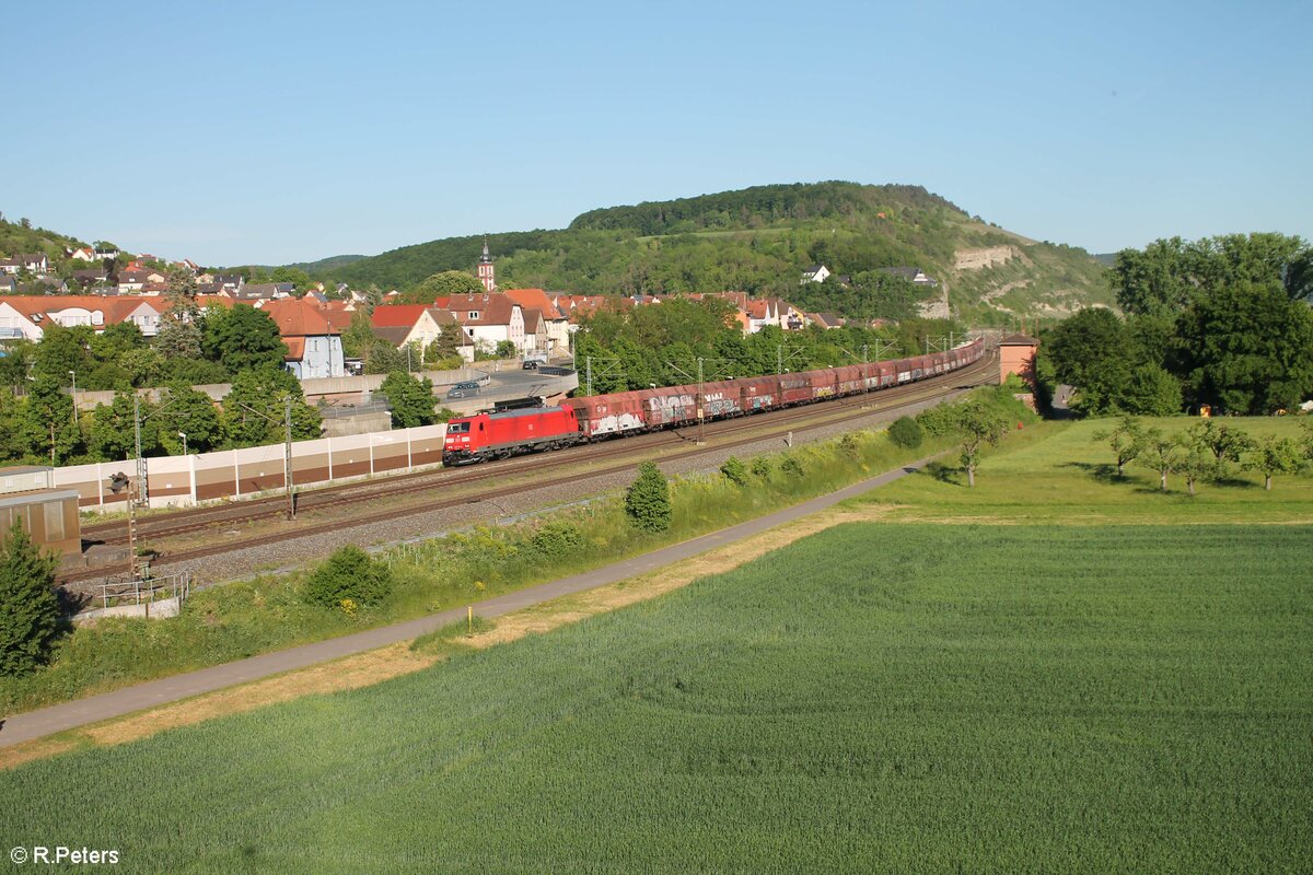 185 178-1 zieht mit einem Kohlezug durch Retzbach-Zellingen. 02.06.21