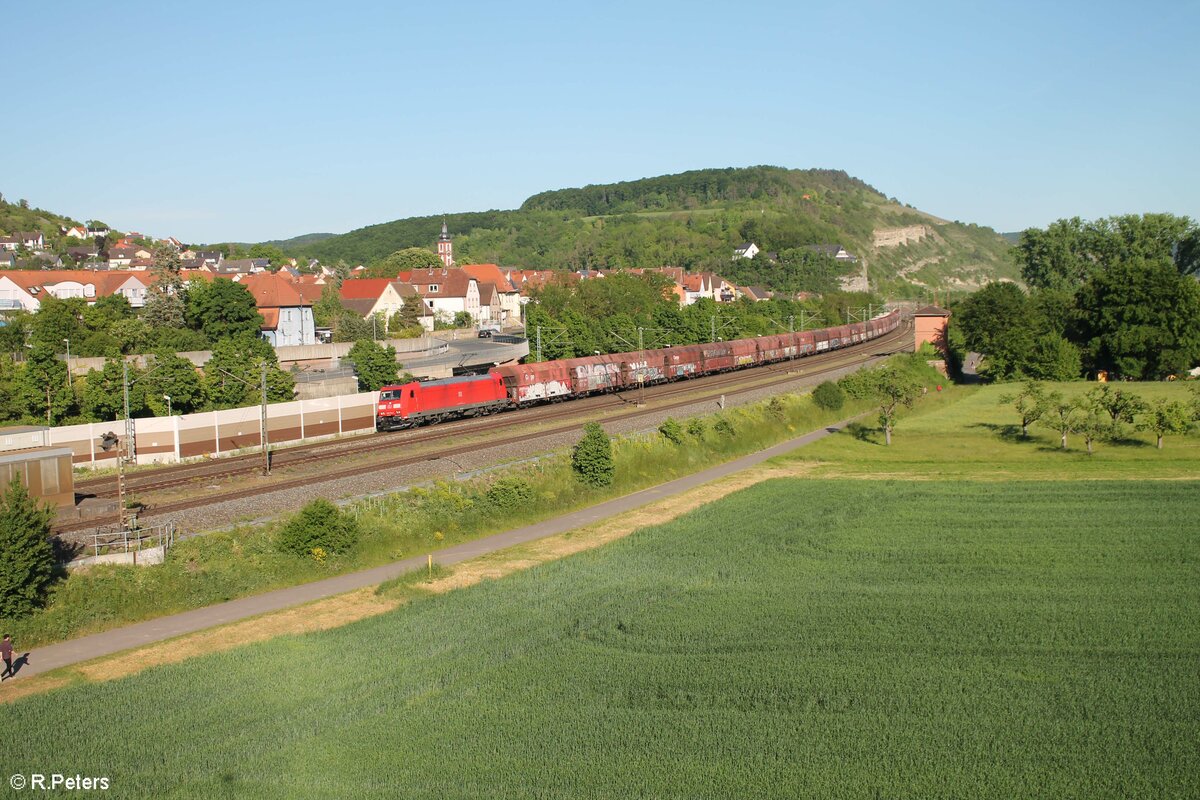 185 178-1 zieht mit einem Kohlezug durch Retzbach-Zellingen. 02.06.21