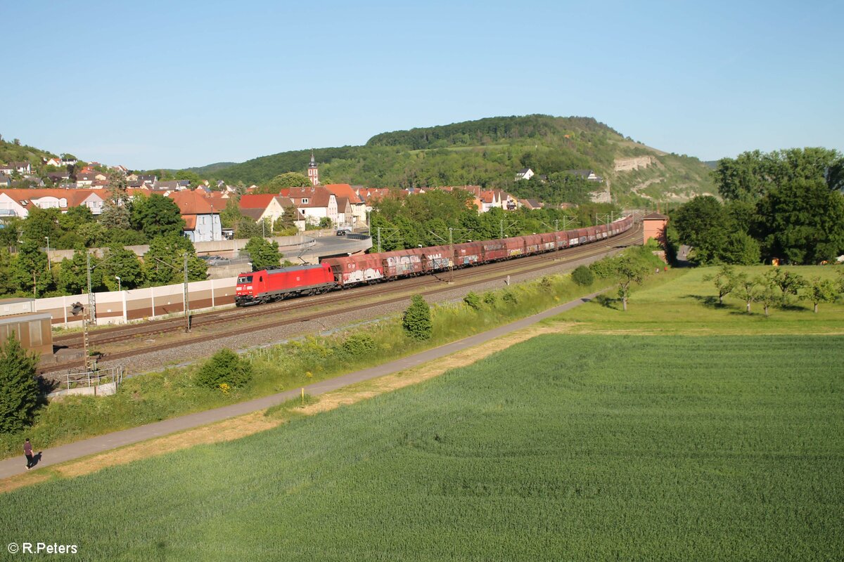 185 178-1 zieht mit einem Kohlezug durch Retzbach-Zellingen. 02.06.21