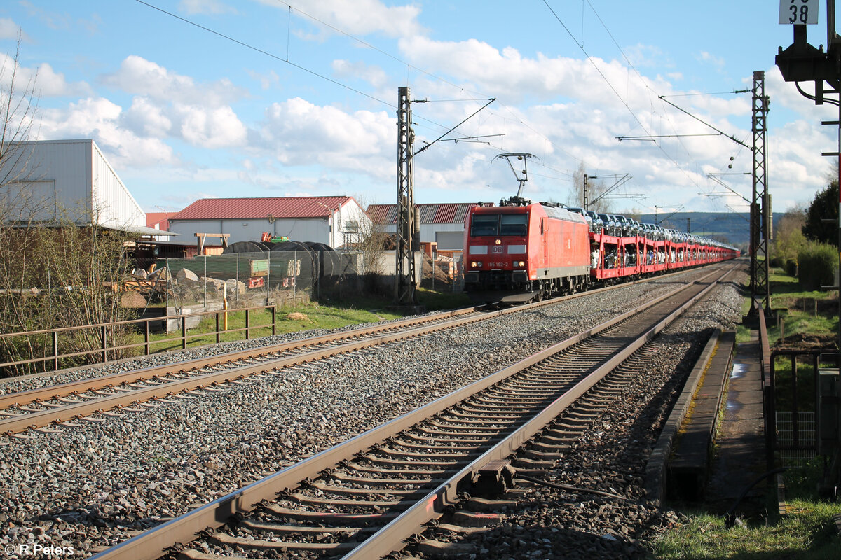 185 192-2 zieht mit einem Autotransportzug durch Himmelstadt. 28.03.24