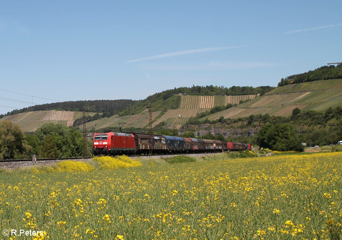 185 198-9 zieht bei Himmelstadt einen gemischten Güterzug in Richtung Würzburg. 02.06.21