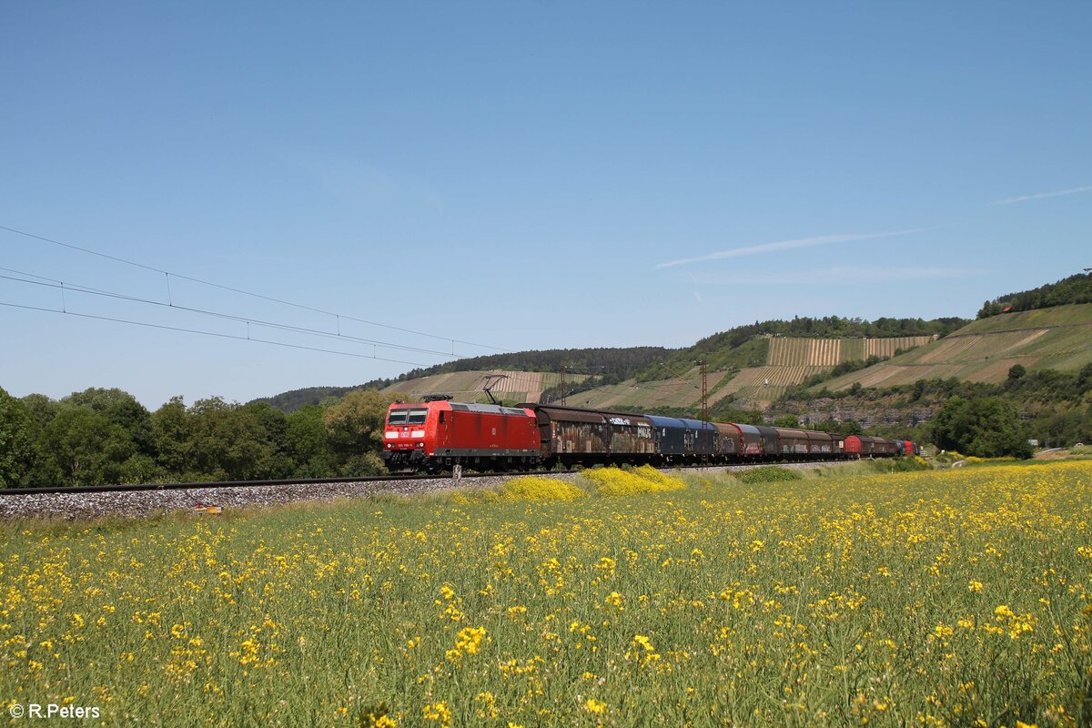 185 198-9 zieht bei Himmelstadt einen gemischten Güterzug in Richtung Würzburg. 02.06.21