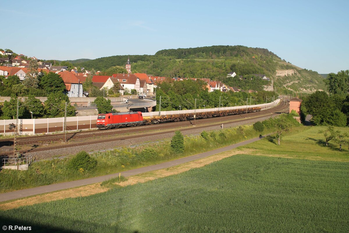 185 198-9 zieht mit einen Schienenzug durch Retzbach-Zellingen. 02.06.21