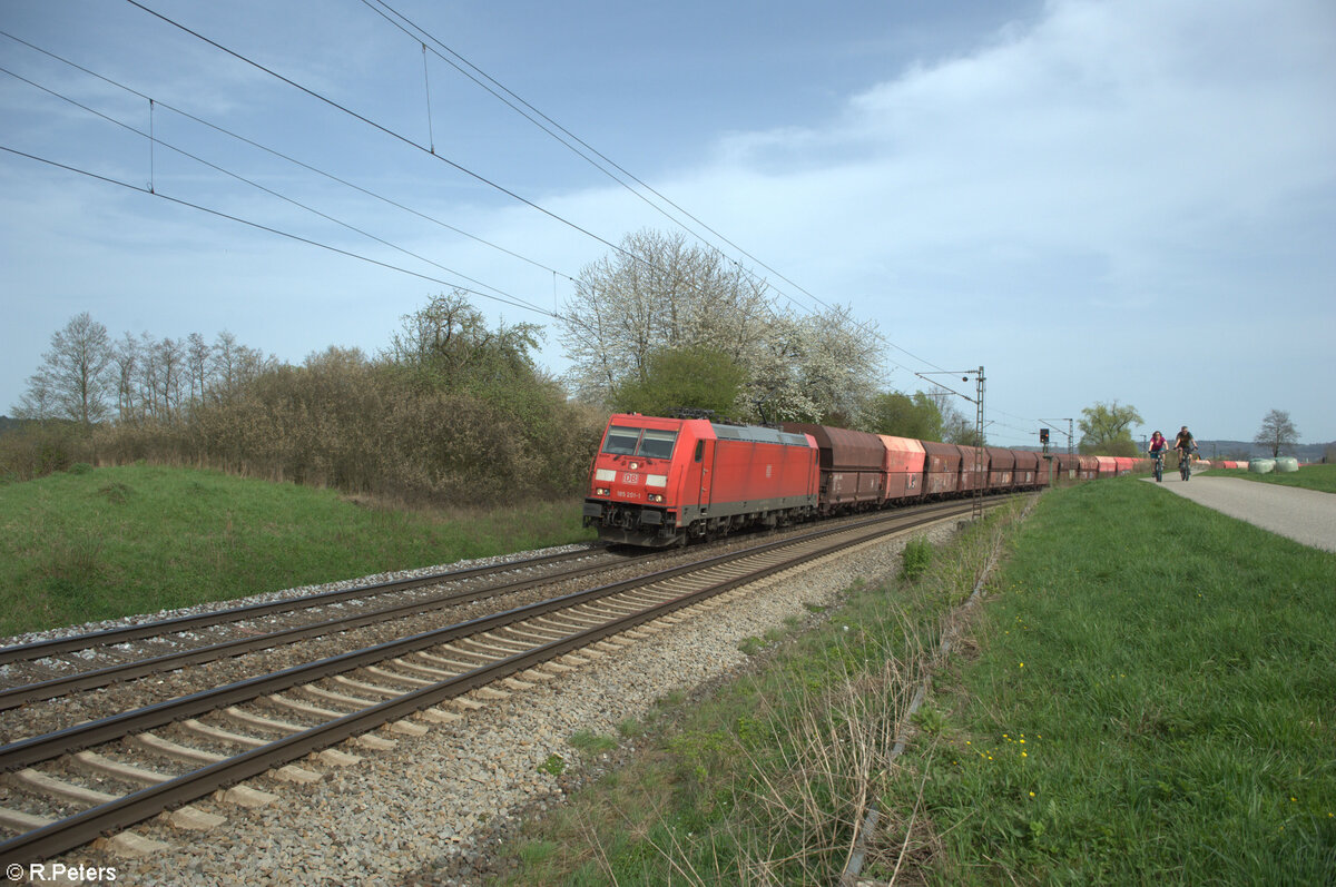 185 201-1 mit einem Erzbomber bei Pölling. 07.04.24