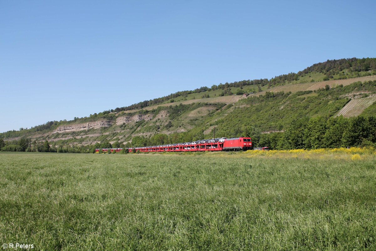 185 201-1 zieht bei Thüngersheim ein Autotransportzug gen Süden. 02.06.21