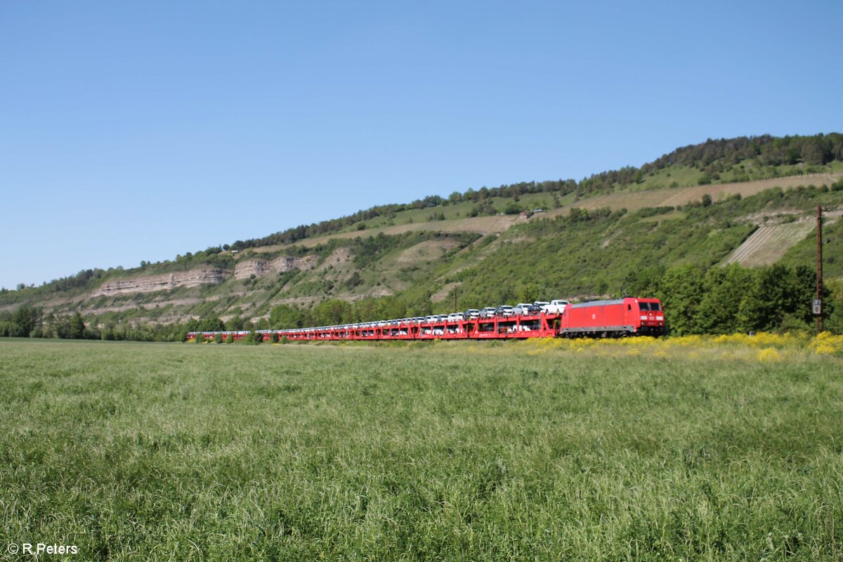 185 201-1 zieht bei Thüngersheim ein Autotransportzug gen Süden. 02.06.21