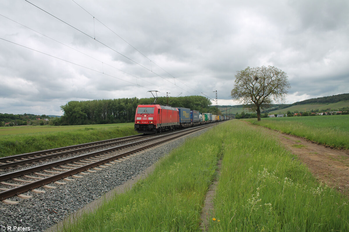 185 202-9 zieht mit einem KLV-Zug bei Retzbach-Zellingen vorbei. 18.05.24