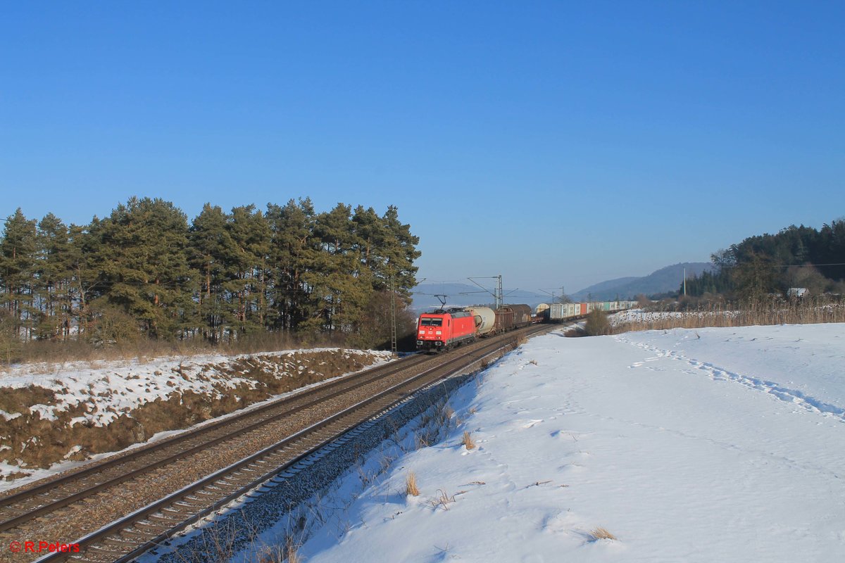 185 208-6 zieht bei Darshofen einen gemischten Güterzug. 21.01.17