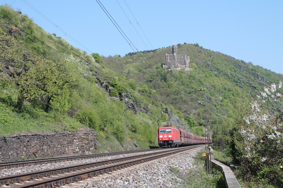 185 210-2 mit einem Kohlezug bei Wellmich. 22.04.15