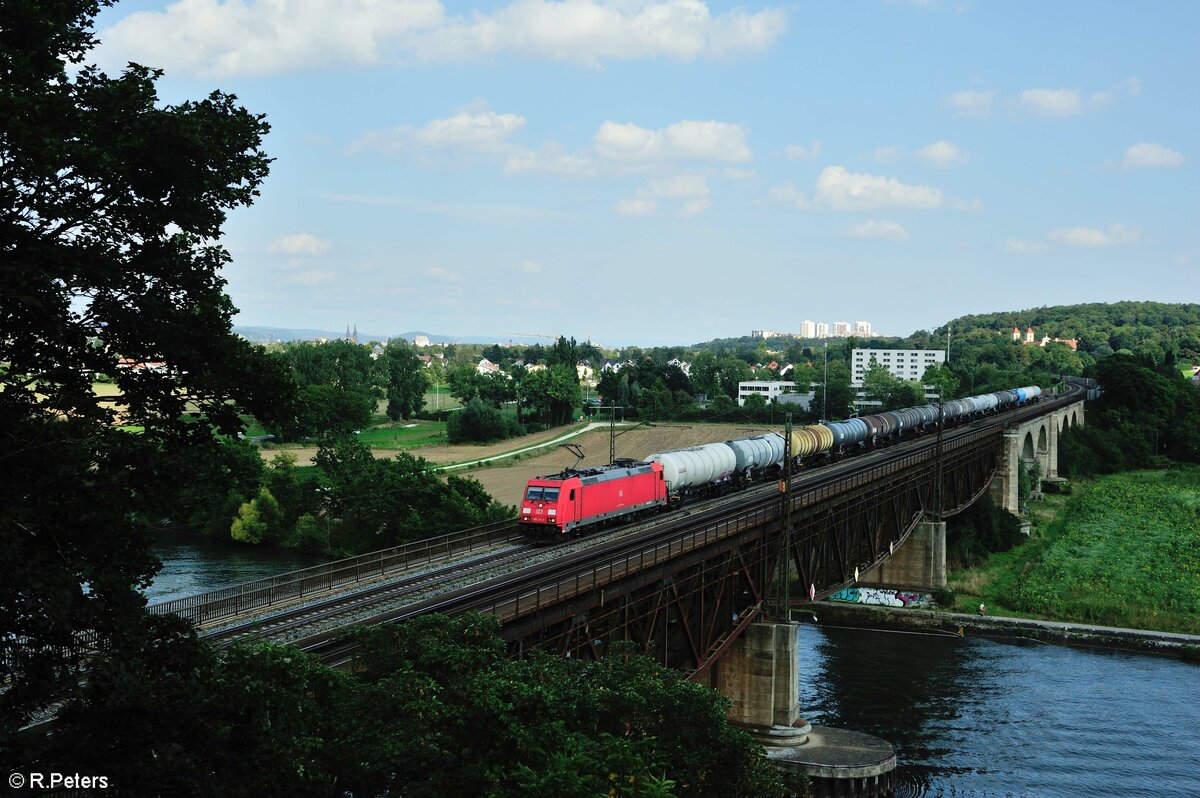 185 211-0 überquert die Donaubrücke bei Mariaort. 21.08.21