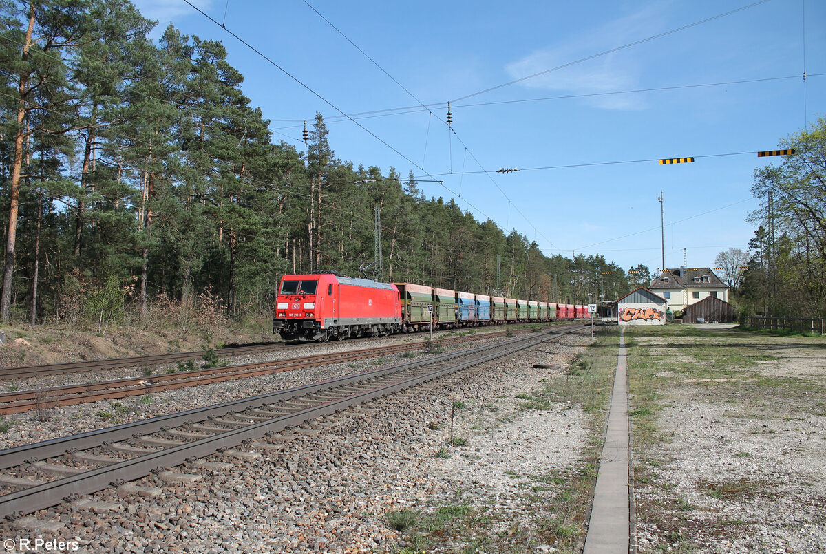 185 212-4 zieht mit einem Rocktainerzug durch Ochenbruck. 06.04.24