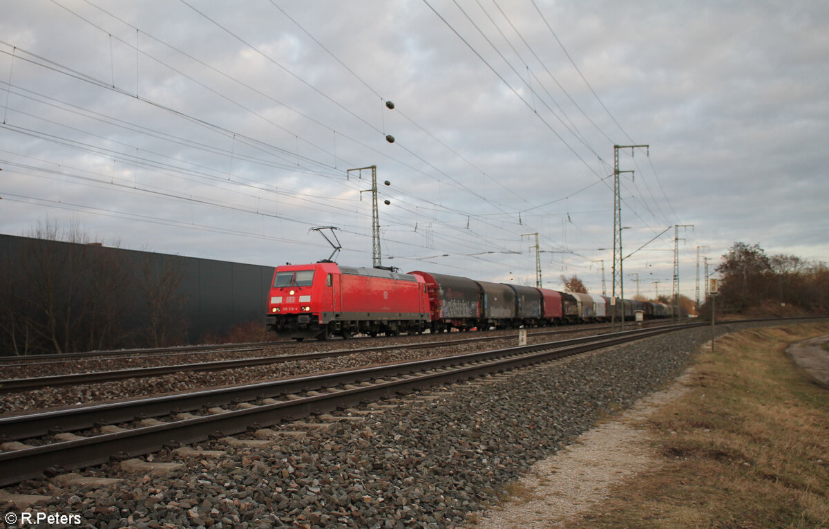 185 214-4 mit einem gemischten Güterzug in Nürnberg Hohe Marter. 02.02.24