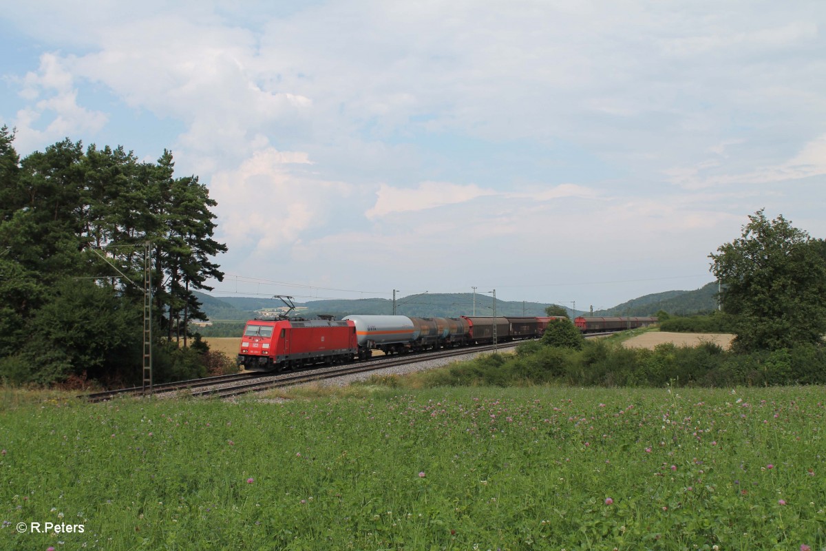 185 220-1 mit gemischten Güterzug bei Darshofen. 25.07.14