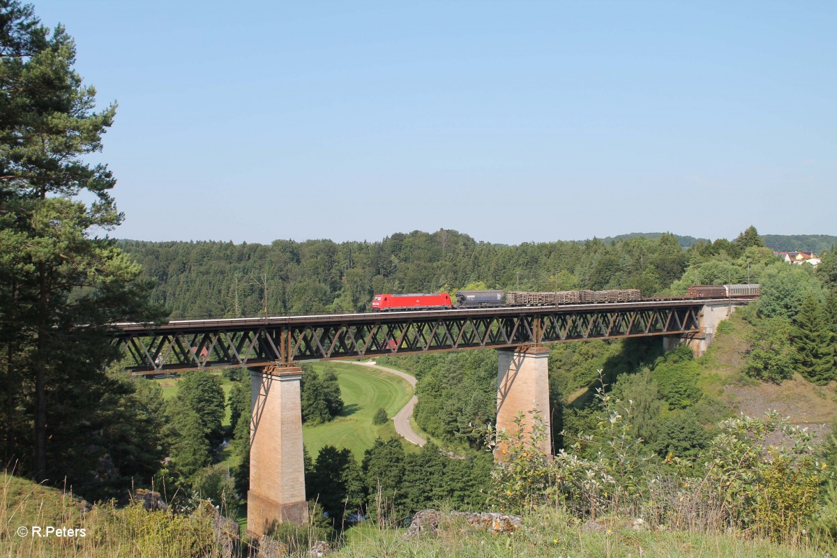 185 226-8 zieht ein gemischen Güterzug über das Viadukt bei Beratzhausen. 25.07.14