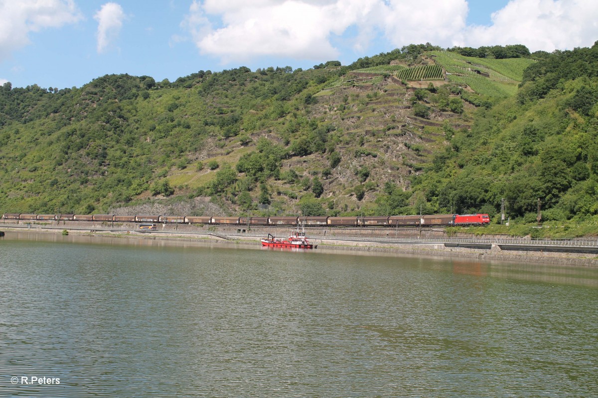 185 227-6 zieht ein langen Gedeckten Güterzug (vieleicht Opel Autoteile) bei St. Goarshausen kurz vorm Loreley Tunnel. 16.07.14