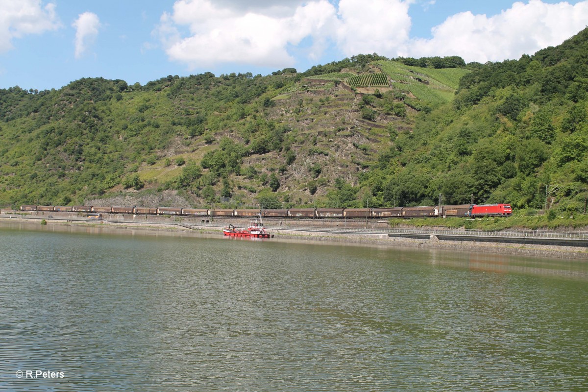 185 227-6 zieht ein langen Gedeckten Güterzug (vieleicht Opel Autoteile) bei St. Goarshausen kurz vorm Loreley Tunnel. 16.07.14