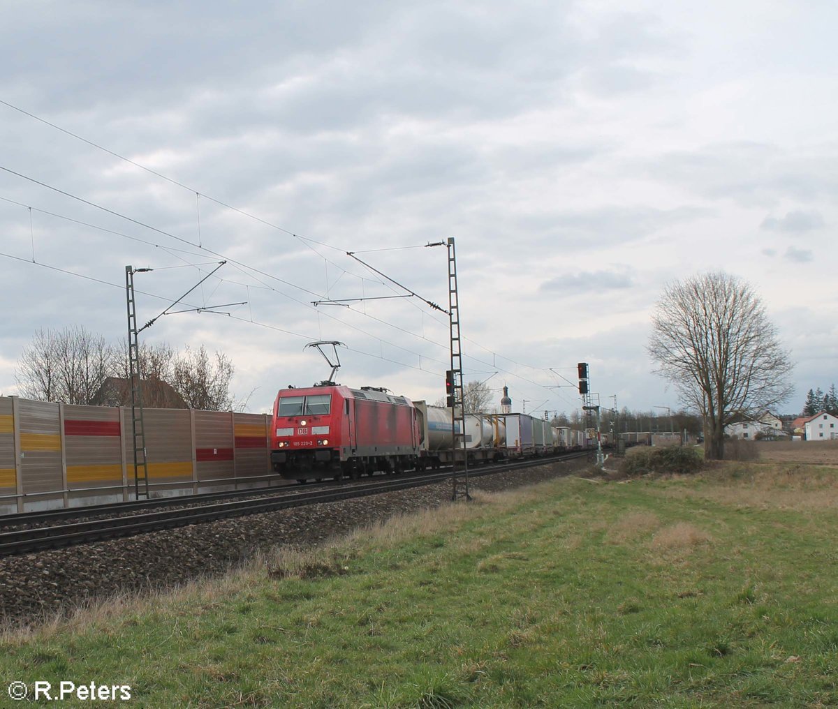 185 229-2 zieht die Plattlinger bergabe bei Obertraubling. 14.03.20