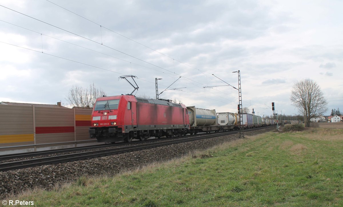 185 229-2 zieht die Plattlinger Übergabe bei Obertraubling. 14.03.20