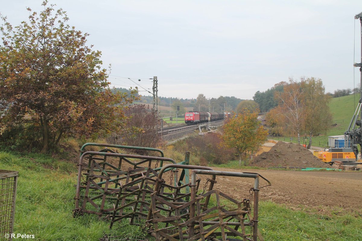 185 229-3 zieht einen gemischten Güterzug nach München bei Fahlenbach. 21.10.17