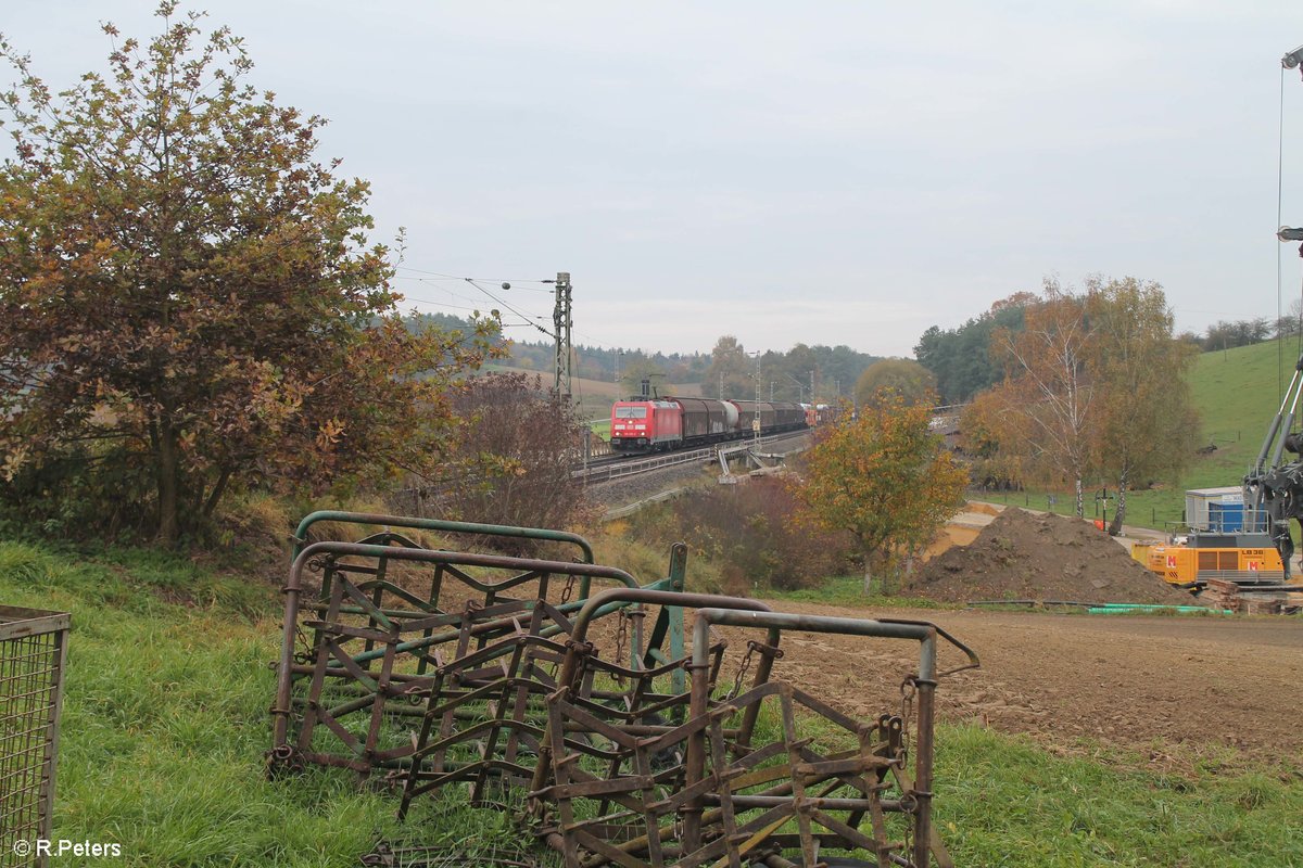 185 229-3 zieht einen gemischten Güterzug nach München bei Fahlenbach. 21.10.17