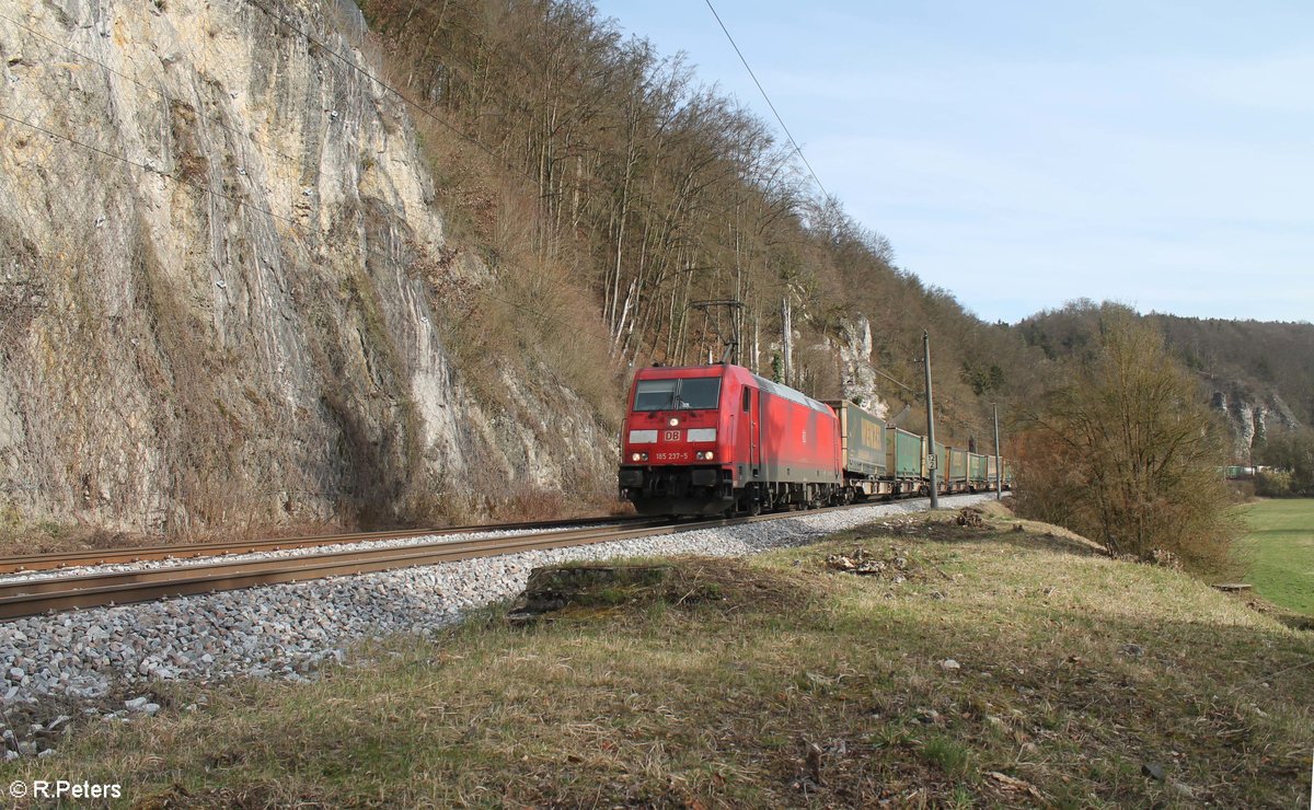 185 237-5 mit dem KLZ 43980 Wels - Neuss Gbf Wenzel auf der Donautal-Bahn bei den Mattinger Hänge. 14.03.20