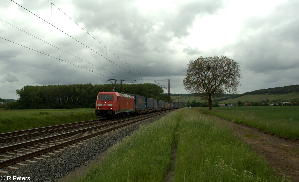 185 251-6 zieht mit einem LKW-Walter bei Retzbach-Zellingen in Richtung Süden. 18.05.24