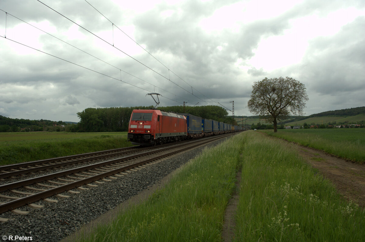 185 251-6 zieht mit einem LKW-Walter bei Retzbach-Zellingen in Richtung Süden. 18.05.24