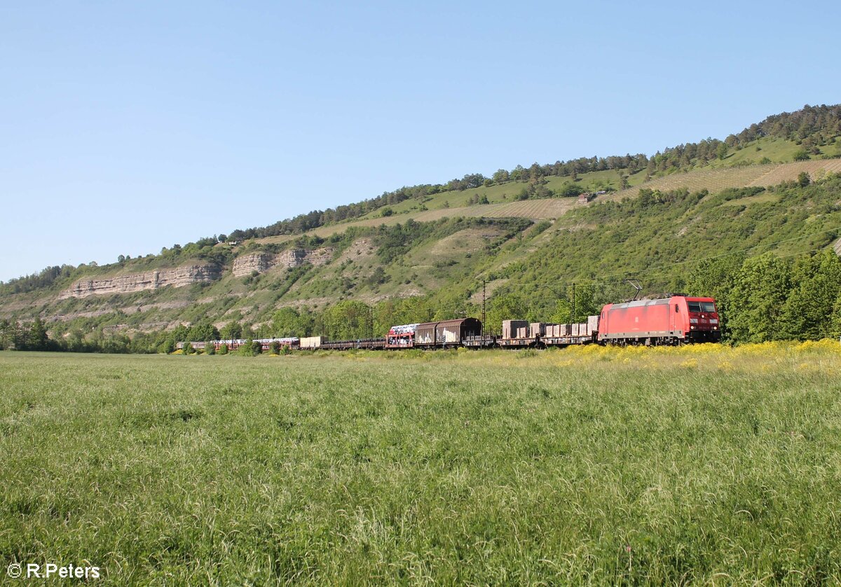 185 254-0 zieht mit einem gemischten Güterzug bei Thüngersheim gen Süden. 02.06.21