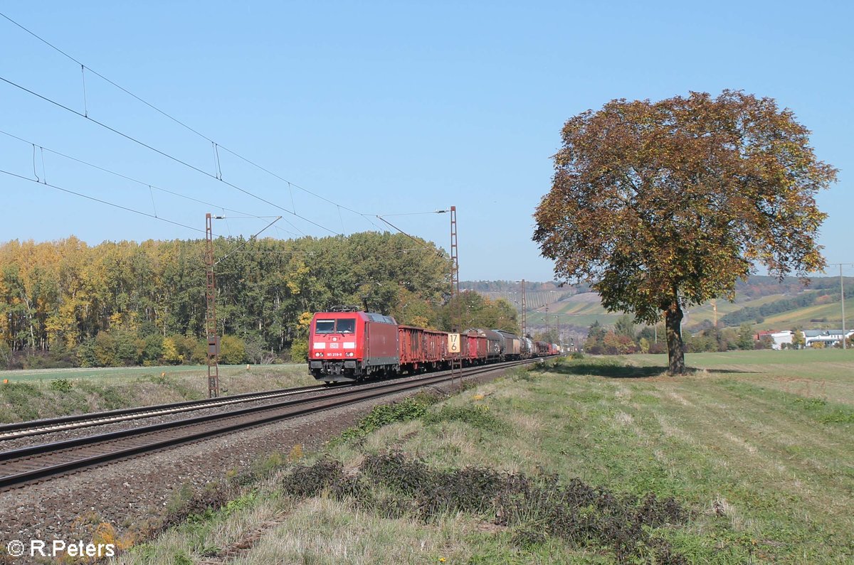 185 259-9 zieht ein gemischten Güterzug kurz vor Retzbach-Zellingen. 13.10.18