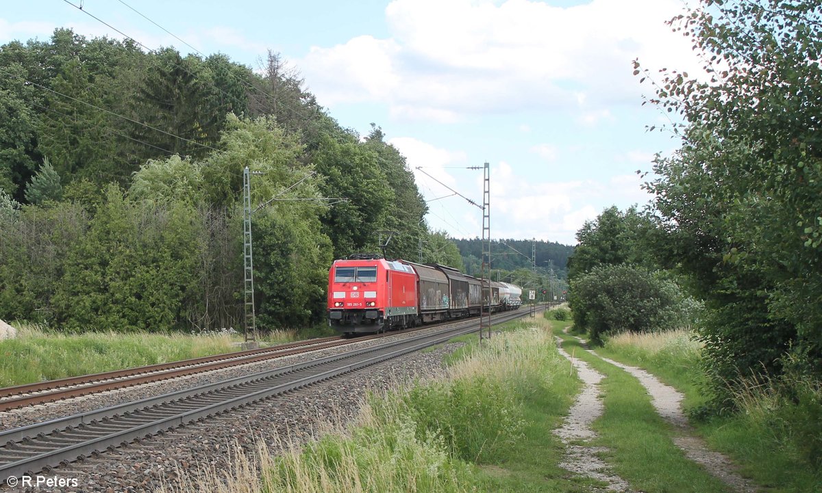 185 261-5 mit einer kurzen Übergabe bei Postbauer-Heng in Richtung Nürnberg. 03.07.20