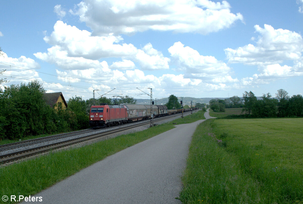 185 261-5 zieht mit einem gemischten Güterzug bei Pölling nach Nürnberg. 14.05.24