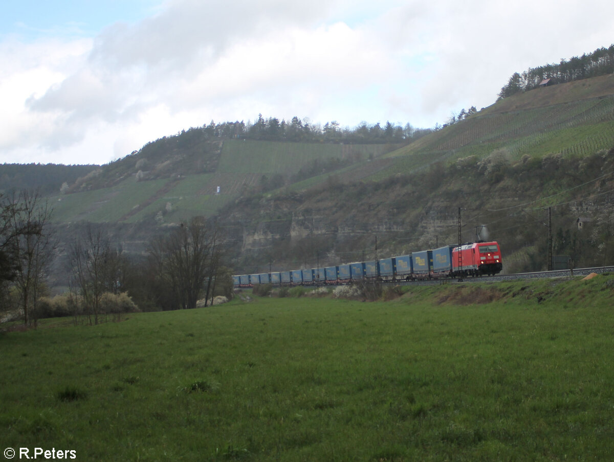 185 265-6 zieht mit einem LKW-Walter bei Himmelstadt gen Süden. 28.03.24