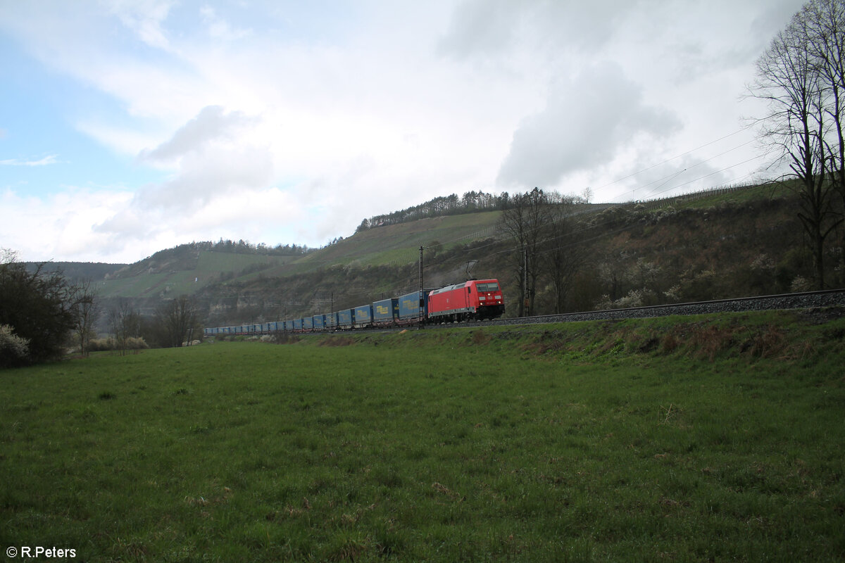 185 265-6 zieht mit einem LKW-Walter bei Himmelstadt gen Süden. 28.03.24