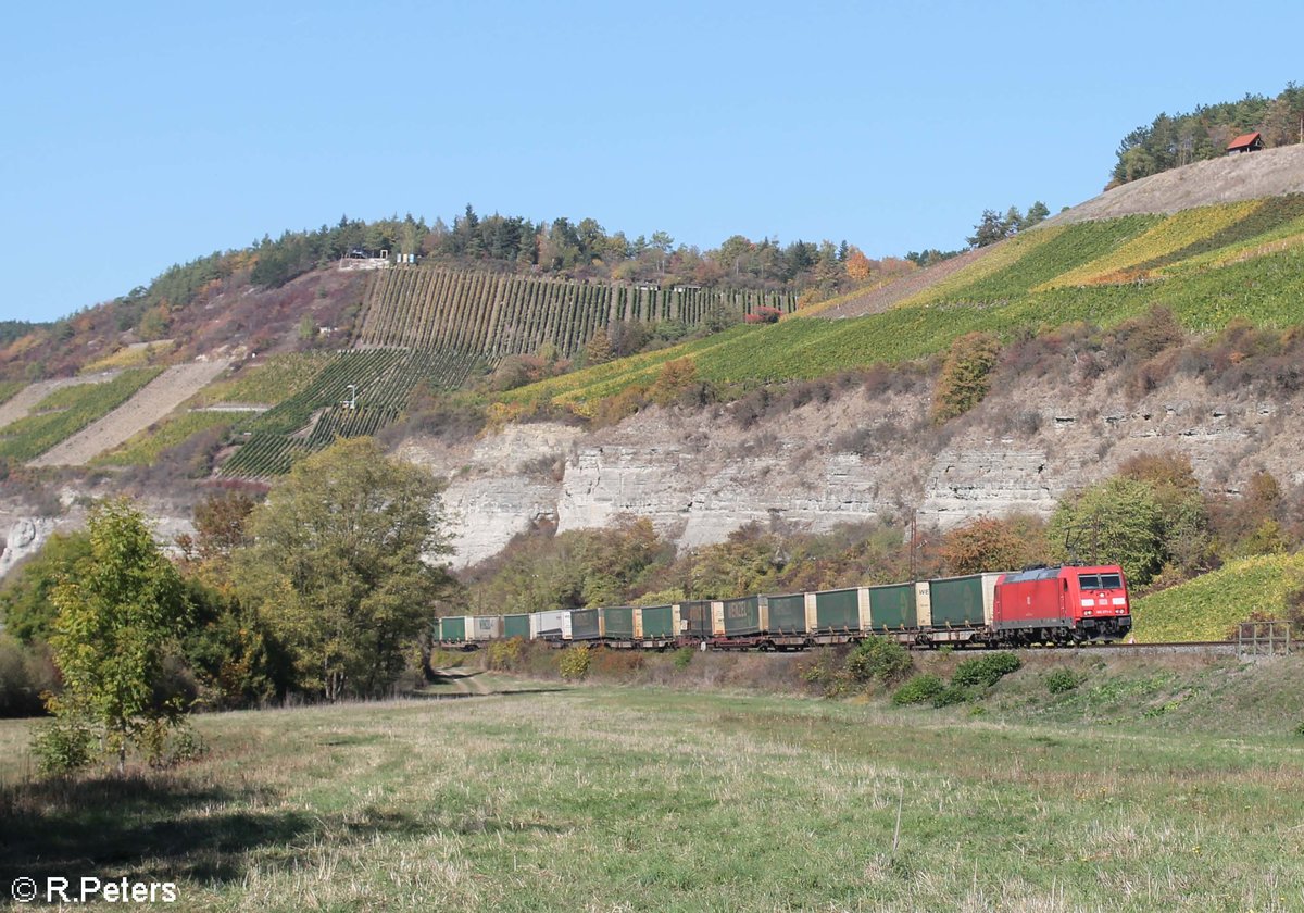 185 271-4 zieht mit dem KT 41921 Neuss Gbf - Wels Vbf Wenzel Wechselpritschen bei Himmelstadt gen Süden. 13.10.18