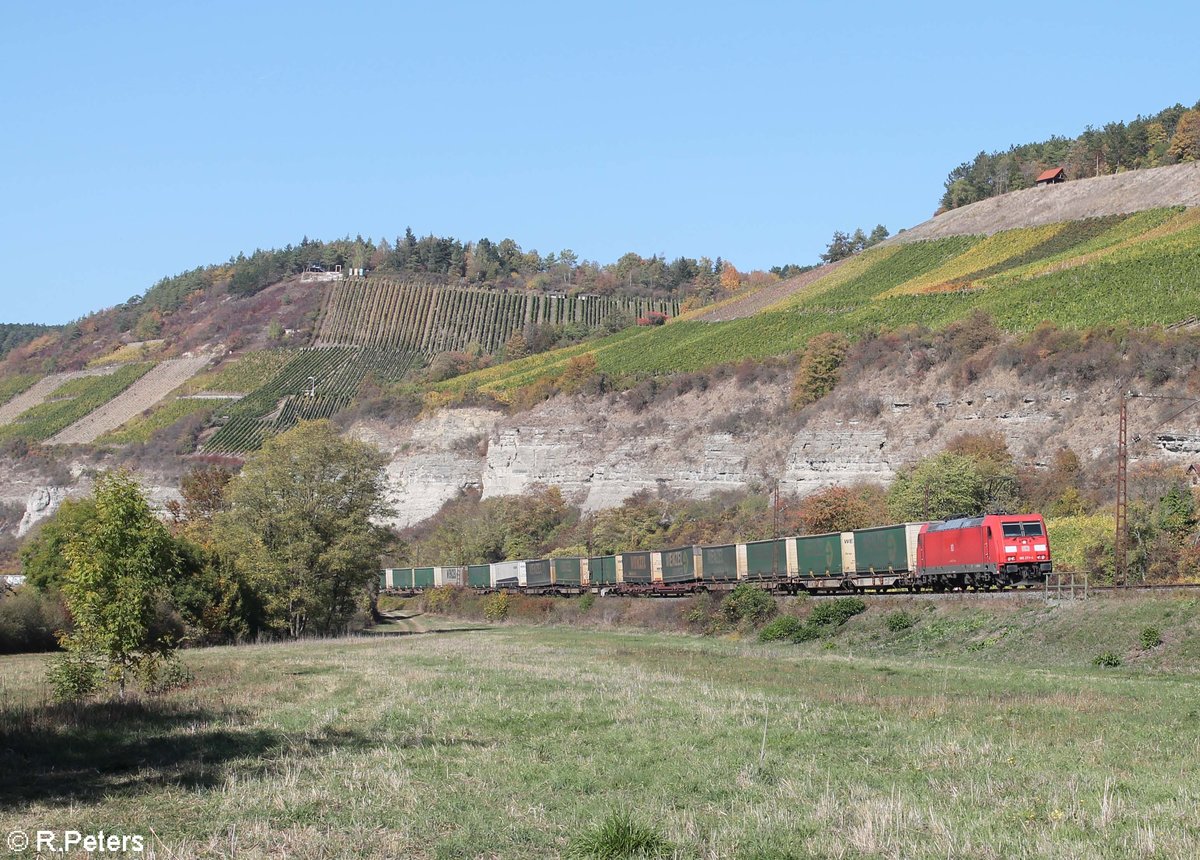 185 271-4 zieht mit dem KT 41921 Neuss Gbf - Wels Vbf Wenzel Wechselpritschen bei Himmelstadt gen Süden. 13.10.18