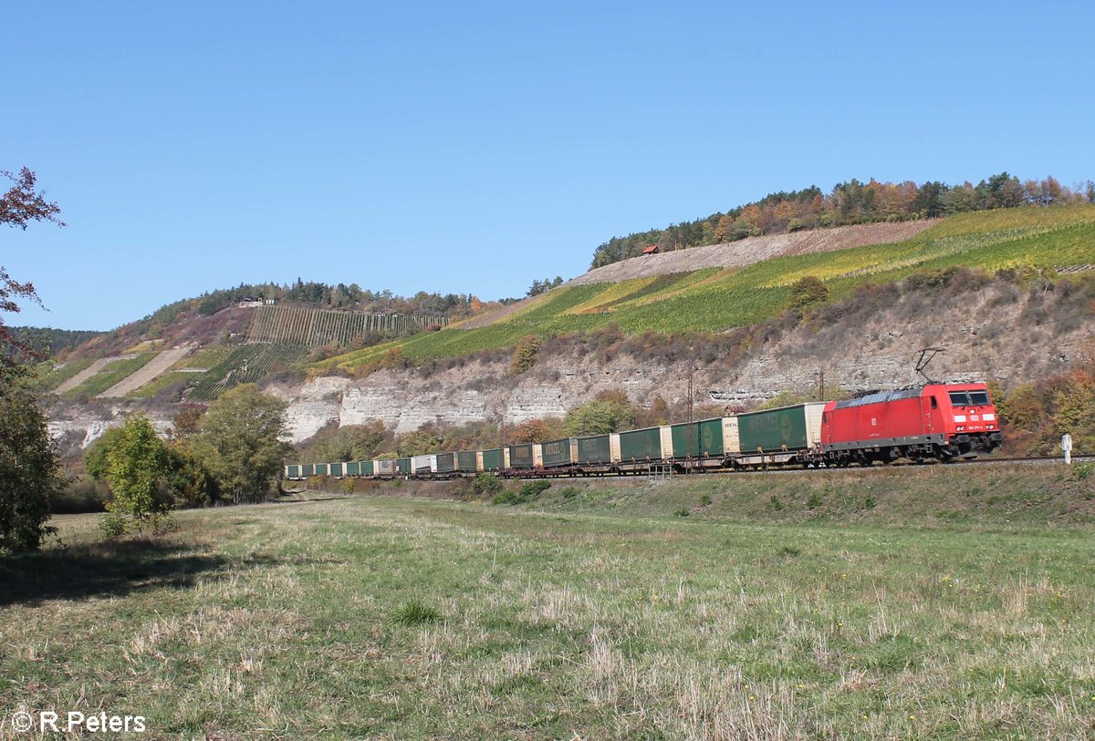 185 271-4 zieht mit dem KT 41921 Neuss Gbf - Wels Vbf Wenzel Wechselpritschen bei Himmelstadt gen Süden. 13.10.18